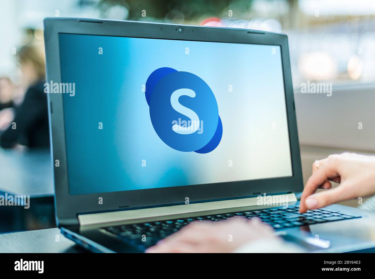 POZNAN, POL - APR 24, 2020 : ordinateur portable affichant le logo de Skype entreprise Server, qui fait partie de la famille de logiciels et services Office développés par Banque D'Images