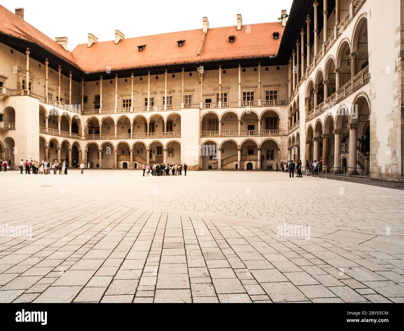 Cour avec arcades blanches au château de Wawel, Cracovie, Pologne Banque D'Images