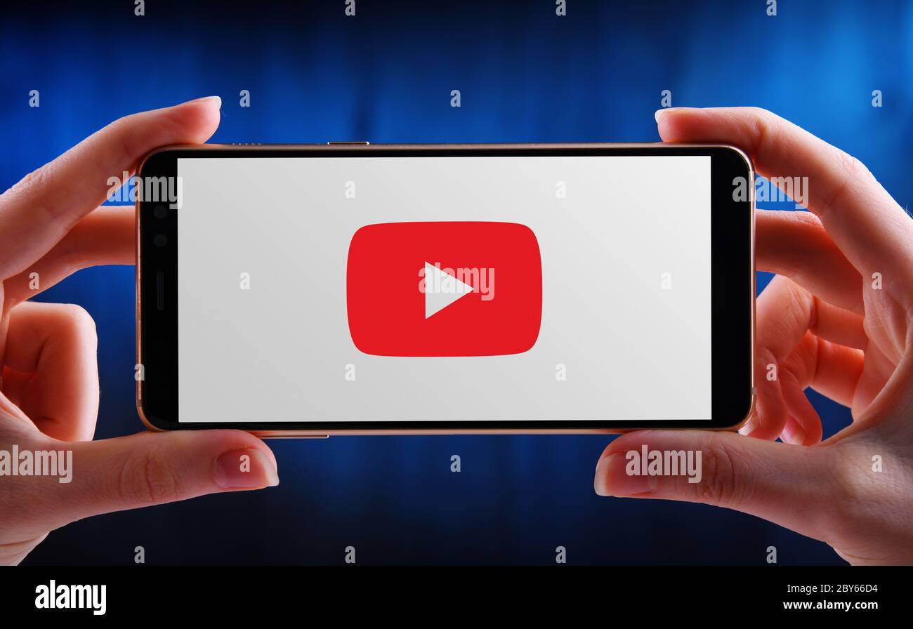 POZNAN, POL - 21 MAI 2020 : mains tenant smartphone affichant le logo de YouTube, un site Web américain de partage de vidéos dont le siège social est à San Bruno, Califor Banque D'Images