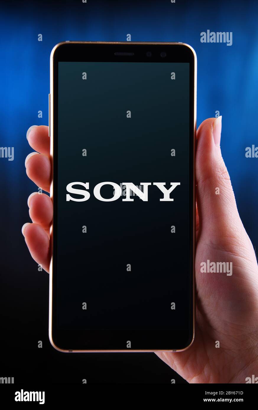 POZNAN, POL - 21 MAI 2020 : smartphone à main portant le logo de Sony, une société multinationale japonaise de conglomérat dont le siège est à Konan, Banque D'Images