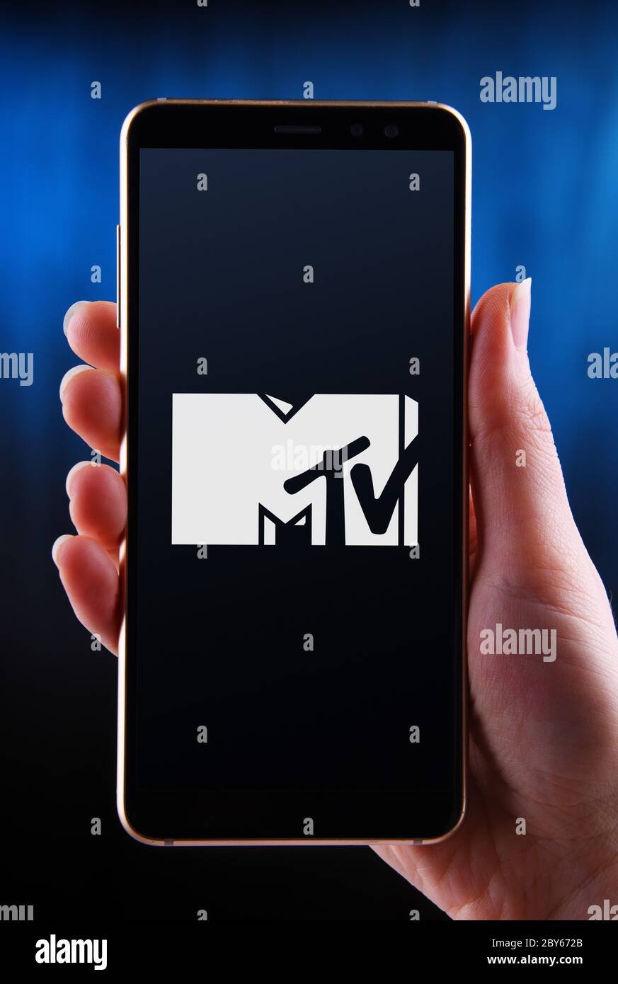 POZNAN, POL - 21 MAI 2020 : smartphone avec main affichant le logo de MTV, une chaîne américaine de télévision payante, basée à New York Banque D'Images