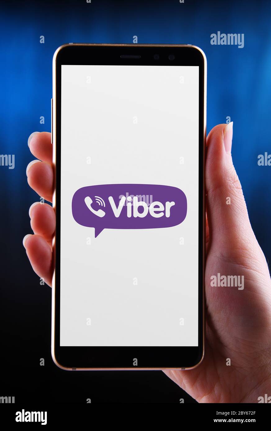 POZNAN, POL - 21 MAI 2020 : mains tenant smartphone avec le logo de Viber, une application de voix sur IP multi-plateforme et de messagerie instantanée Banque D'Images