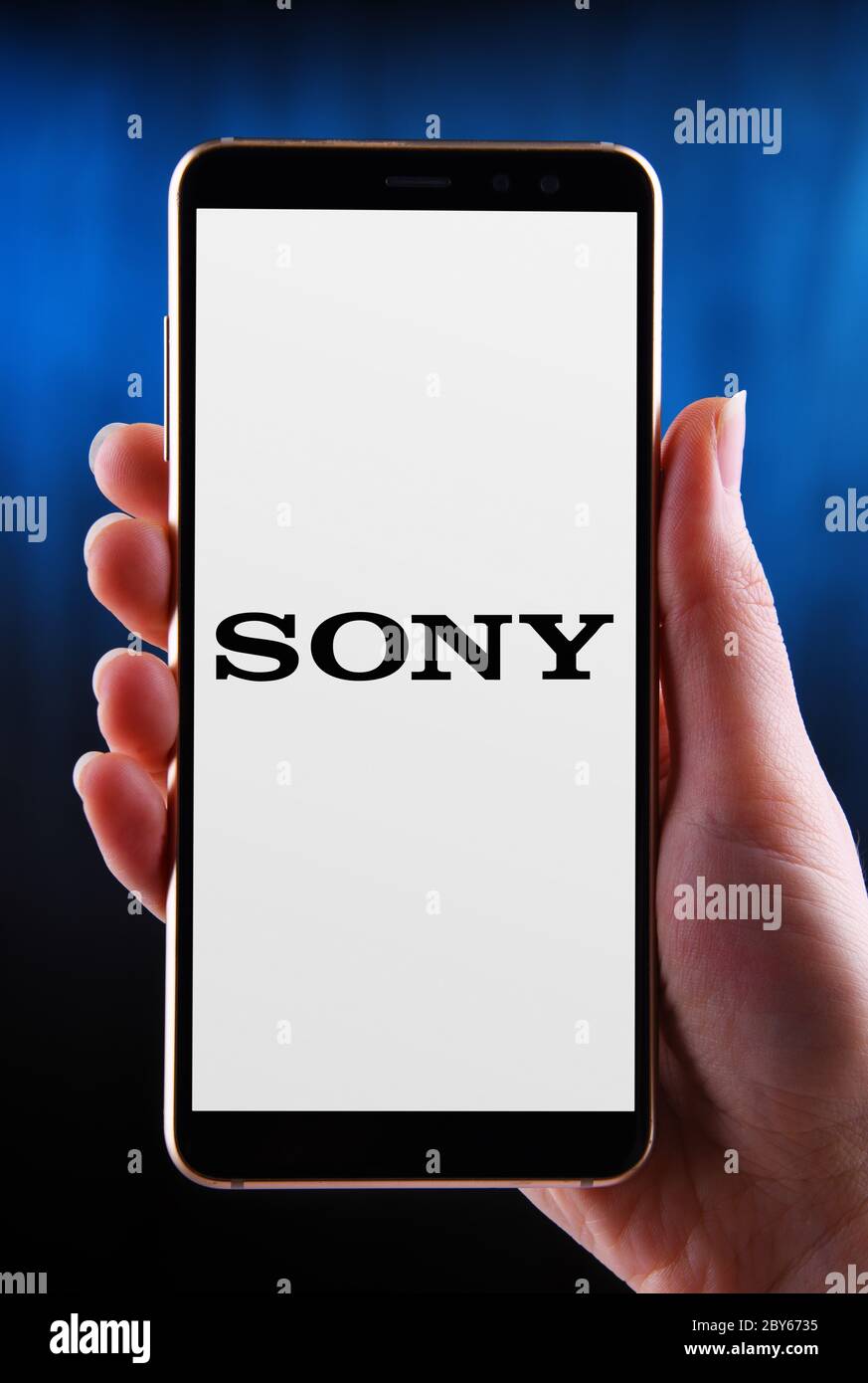 POZNAN, POL - 21 MAI 2020 : smartphone à main portant le logo de Sony, une société multinationale japonaise de conglomérat dont le siège est à Konan, Banque D'Images