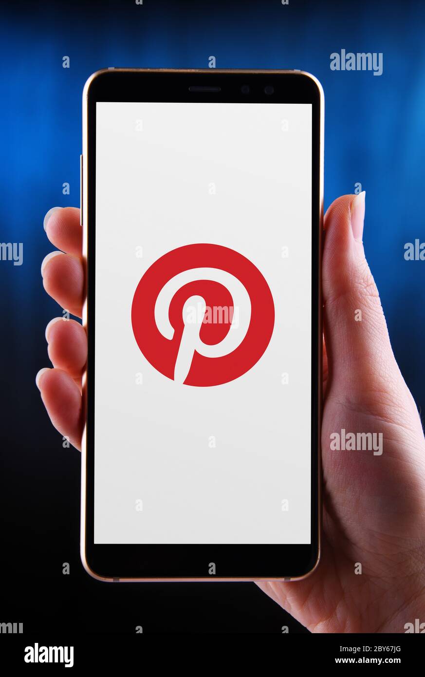 POZNAN, POL - 21 MAI 2020 : mains tenant smartphone affichant le logo de Pinterest, Inc, une société d'applications mobiles et Web de médias sociaux Banque D'Images