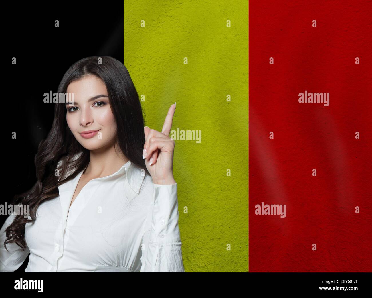 Femme avec pouce vers le haut. Concept d'éducation ou d'affaires Banque D'Images