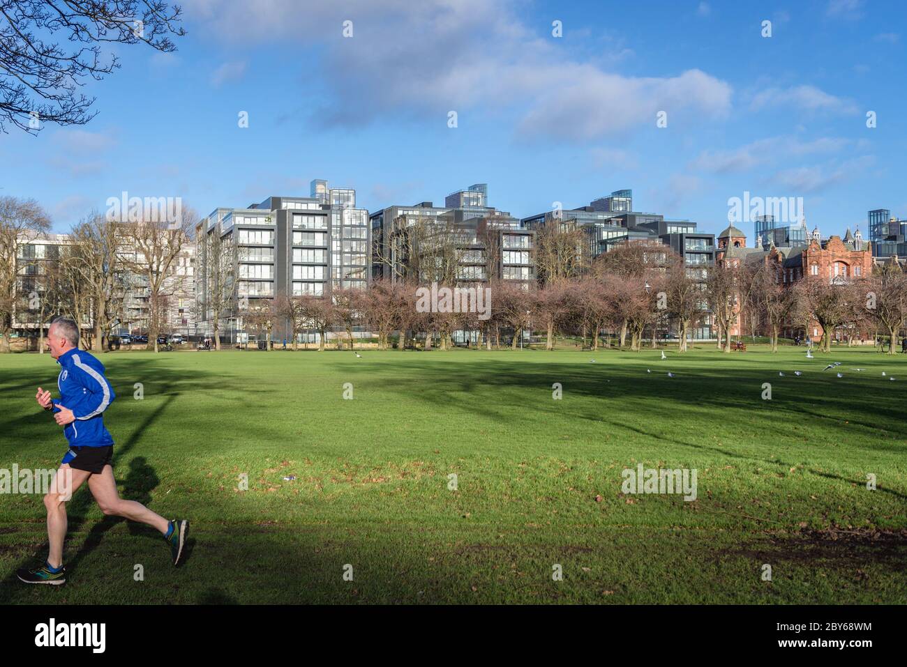 Le parc public The Meadows à Édimbourg, la capitale de l'Écosse, une partie du Royaume-Uni Banque D'Images