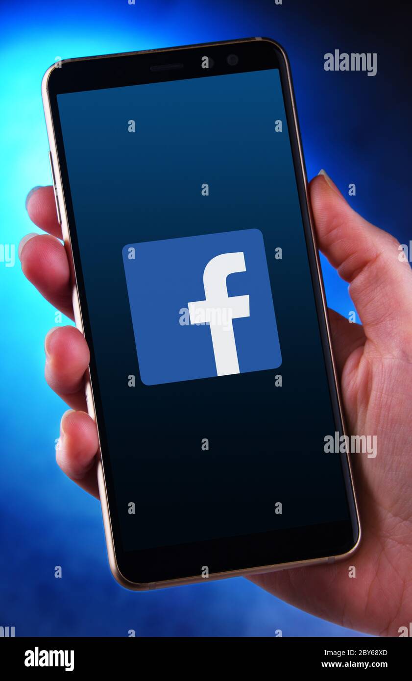 POZNAN, POL - 21 MAI 2020 : smartphone avec main affichant le logo de Facebook, une société américaine de réseaux sociaux et de réseaux sociaux en ligne Banque D'Images