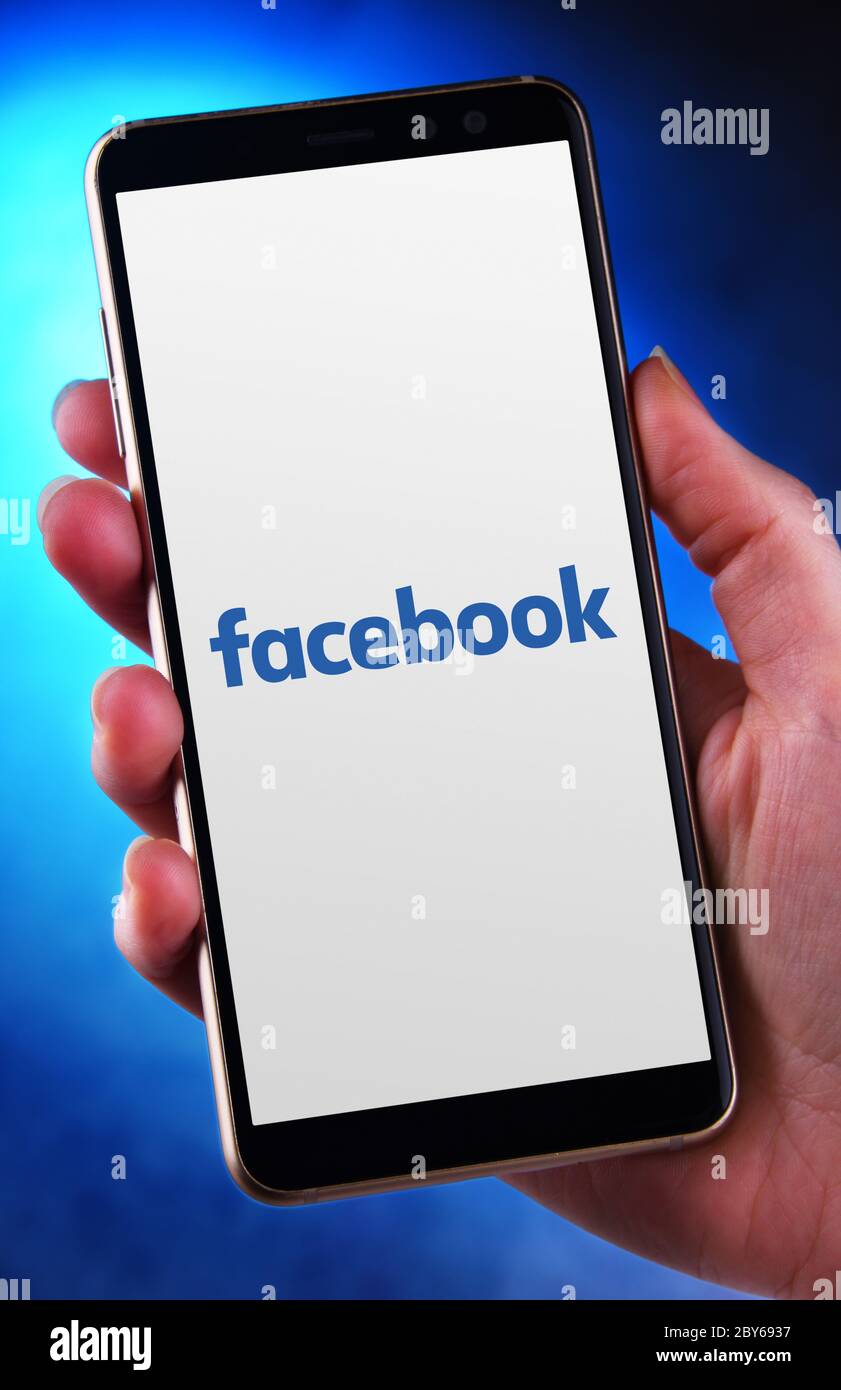 POZNAN, POL - 21 MAI 2020 : smartphone avec main affichant le logo de Facebook, une société américaine de réseaux sociaux et de réseaux sociaux en ligne Banque D'Images