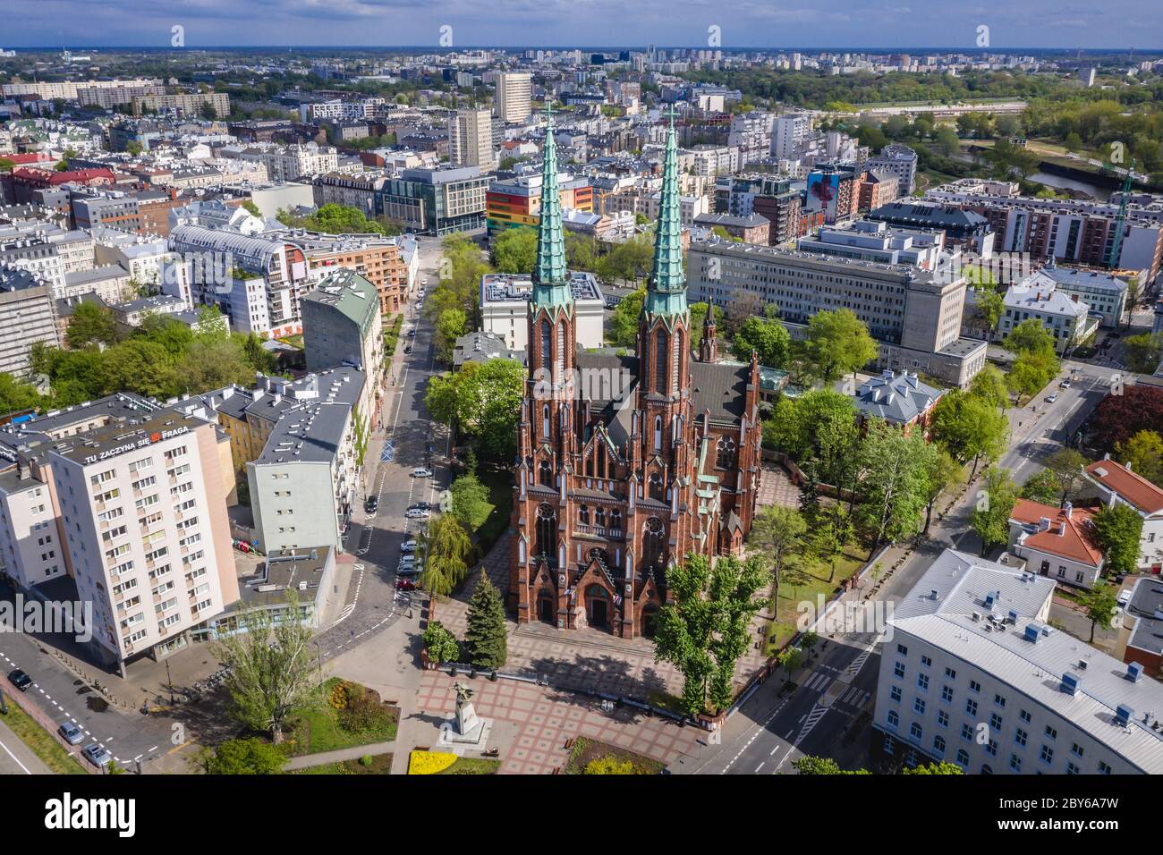 Vue aérienne dans le quartier de Praga Polnoc de Varsovie, Pologne avec la cathédrale Saint Michel l'Archange et St Florian le Martyr Banque D'Images