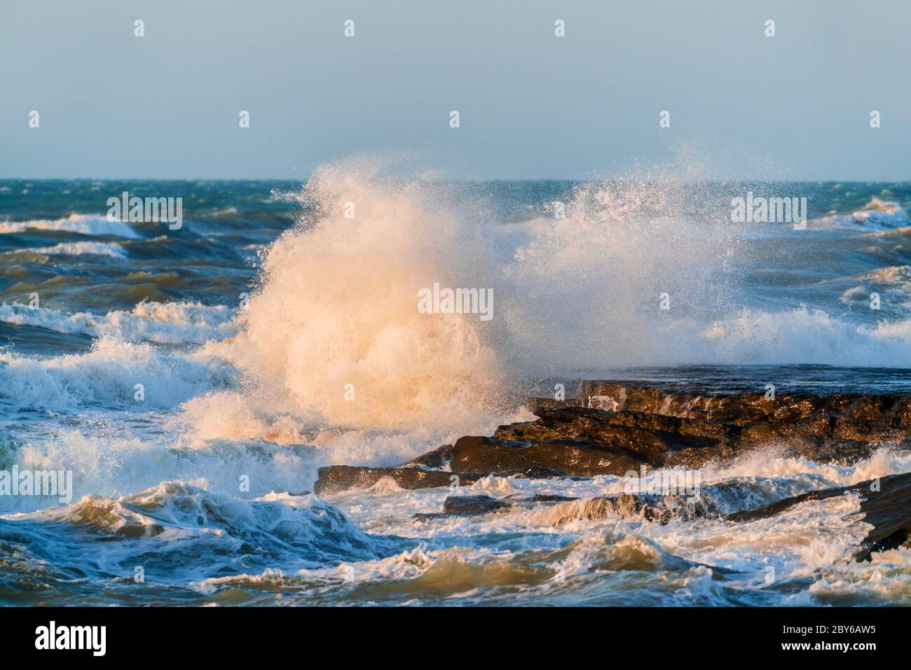 Les grandes vagues se sont écradées contre les falaises côtières. Tempête de mer Banque D'Images