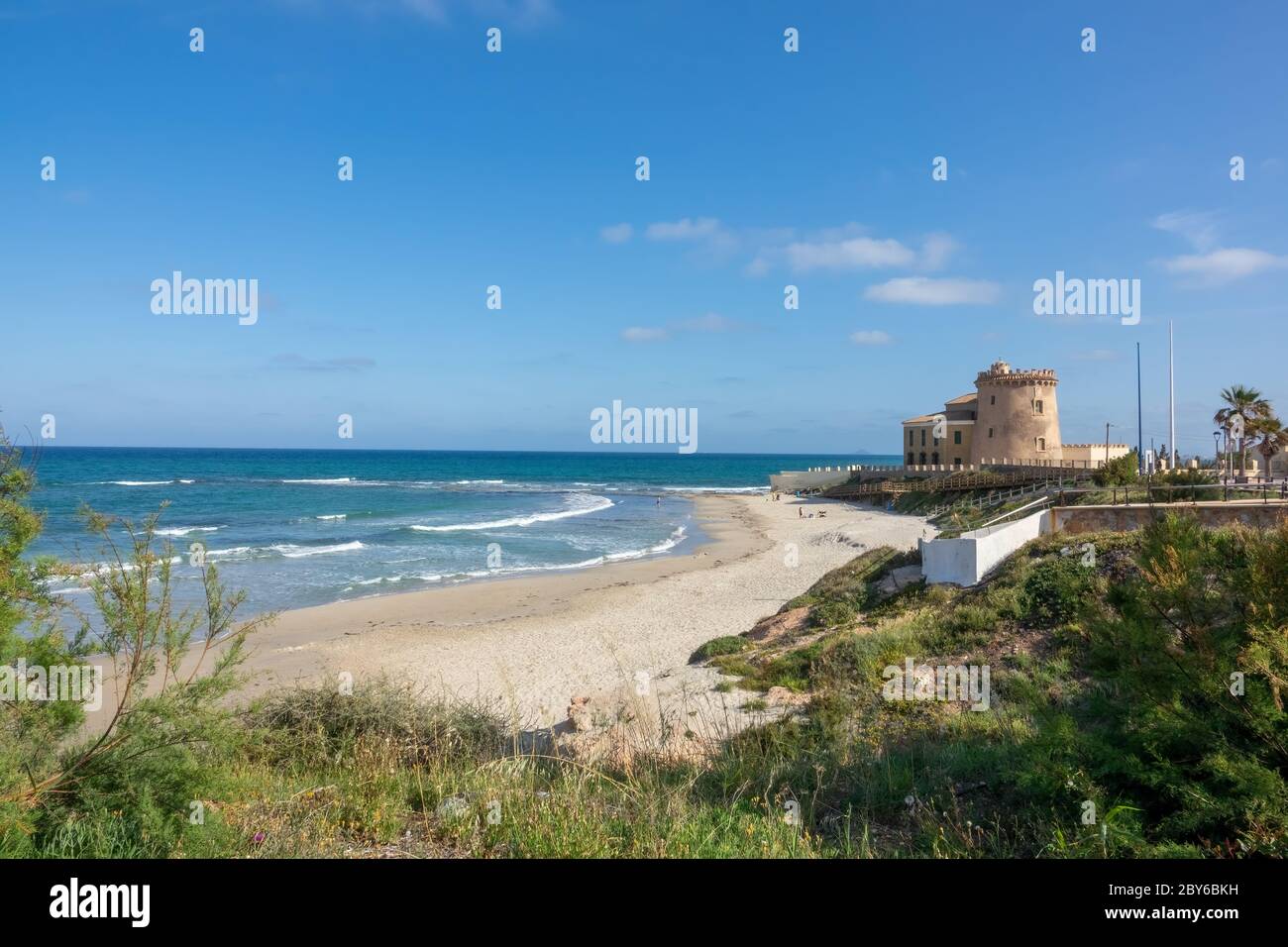 La tour de l'Horadada construite en 1591 sur la plage de Pilar de la Horada, en Espagne. Banque D'Images