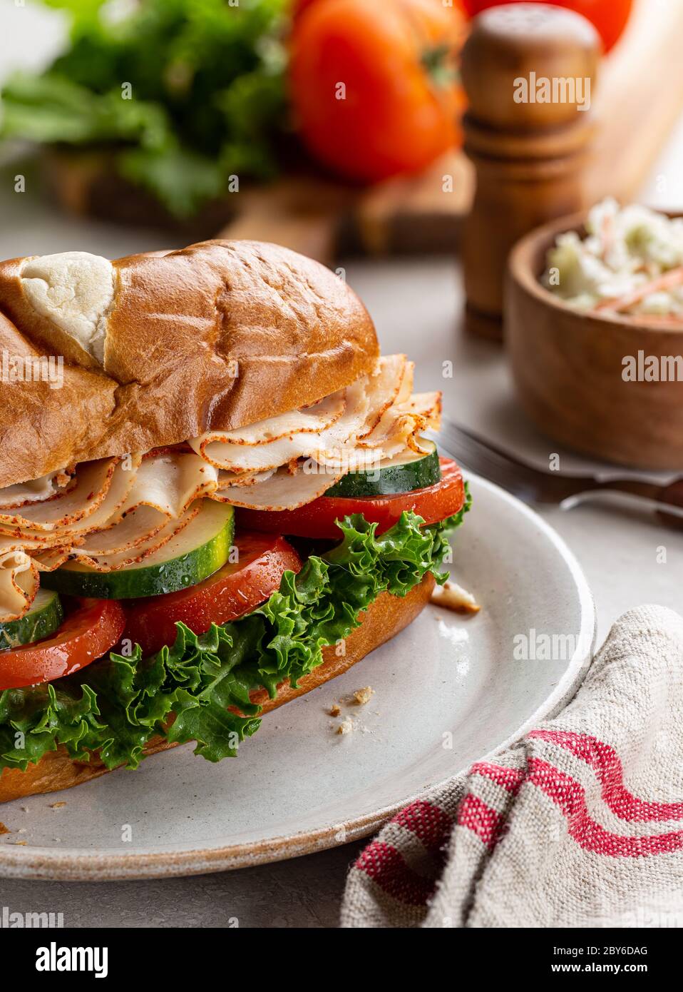 Sandwich sous-marin à la dinde avec concombre. Tomate et laitue sur une  assiette Photo Stock - Alamy
