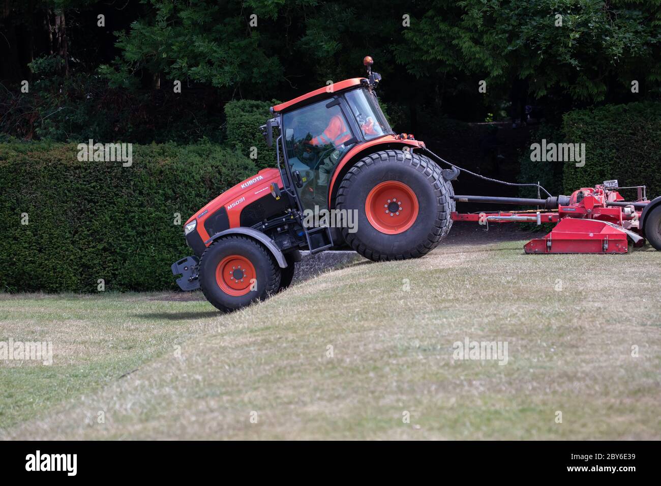 Farnborough, Kent, 9 juin 2020, jardiniers utilisant un tracteur pour couper l'herbe dans le parc de High Elms Country Park, Kent. Le temps pour aujourd'hui est pour 16C avec intervalles de Soleil et est prévu pour les douches pour le reste de la semaine. Crédit : Keith Larby/Alay Live News Banque D'Images