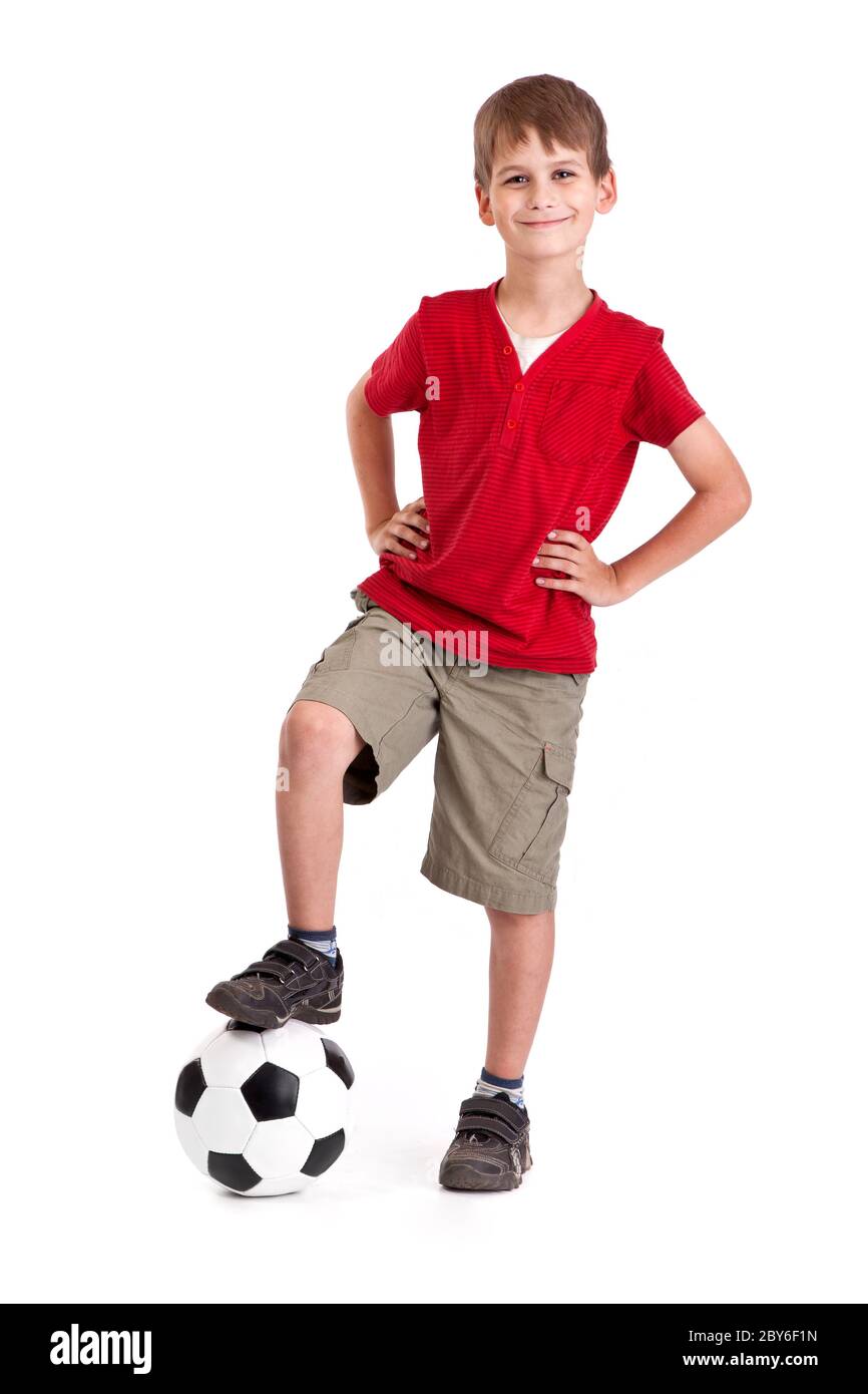 Cute boy tient une balle de football. Soccer ball Banque D'Images