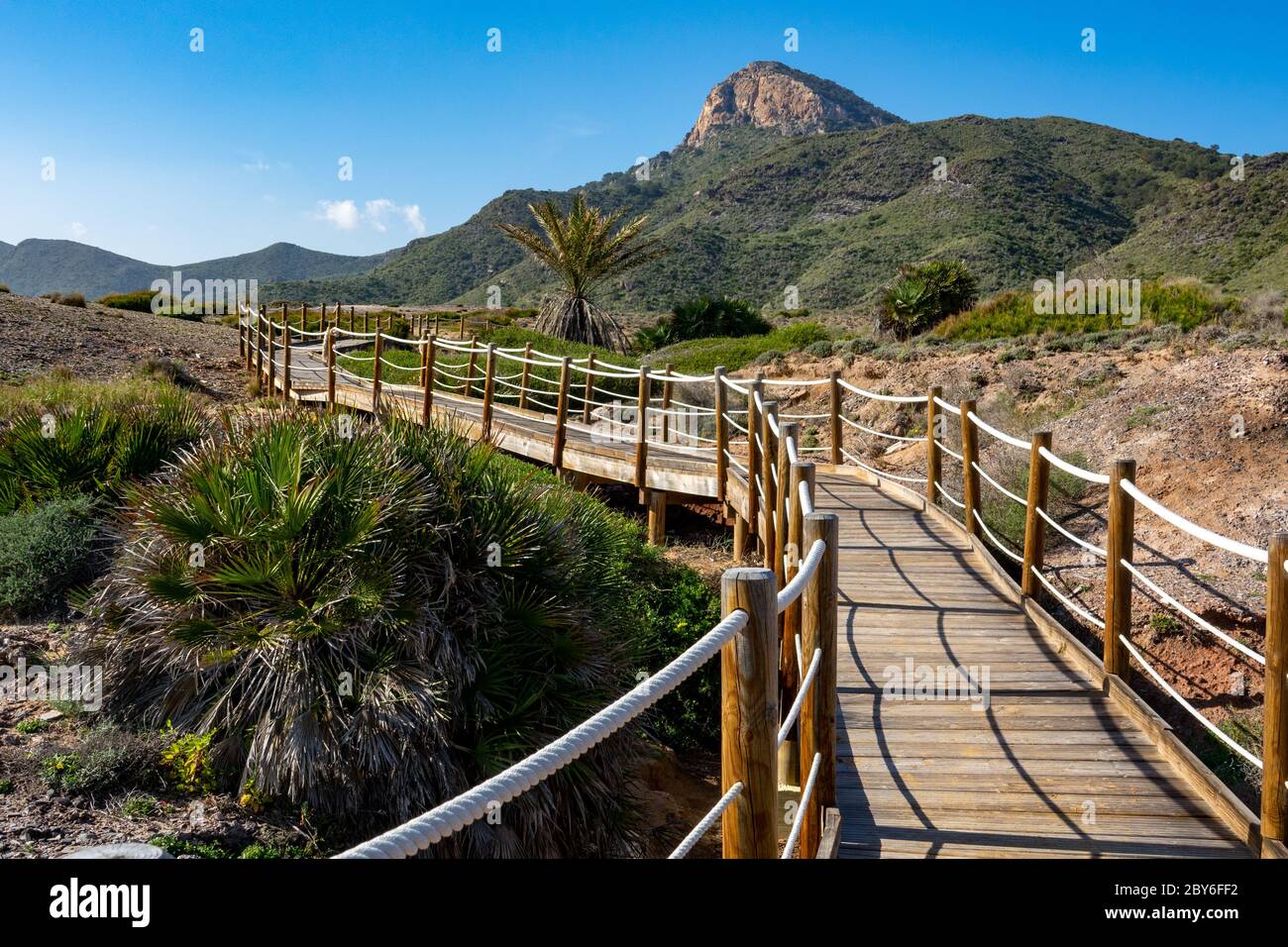 Montagnes verdoyantes et plages de sable du parc régional de Calblanque, Monte de las Cenizas et Peña del Aguila en Espagne Banque D'Images