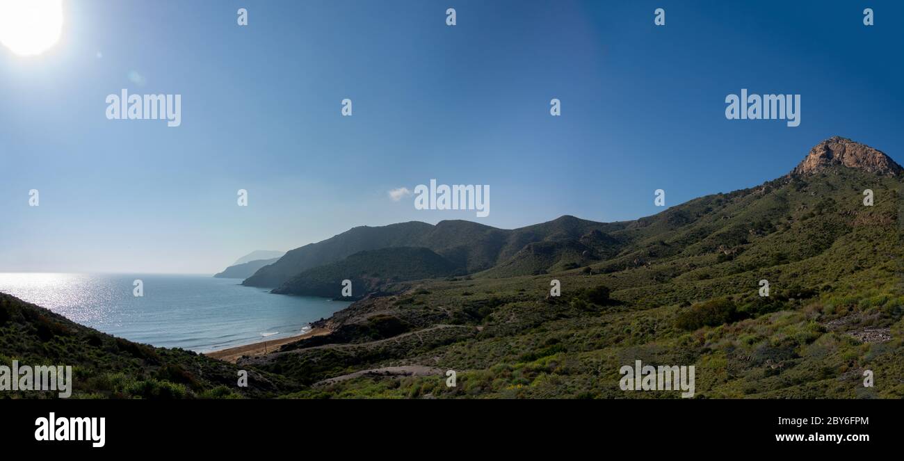 Montagnes verdoyantes et plages de sable du parc régional de Calblanque, Monte de las Cenizas et Peña del Aguila en Espagne Banque D'Images