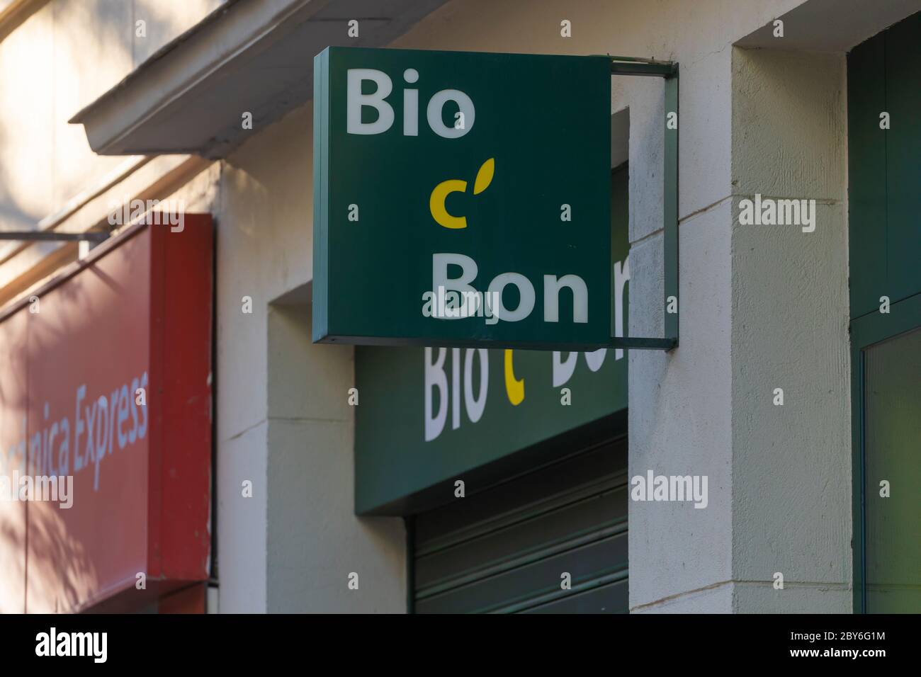 Madrid, Espagne - 18 mai 2020 : chaîne de supermarchés bio, Bio c' bon, dans le quartier de Retiro. Banque D'Images