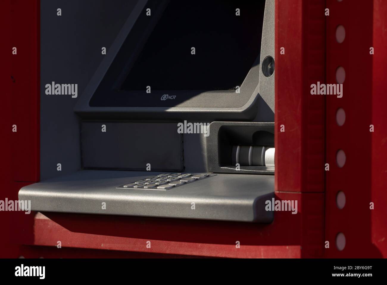 Madrid, Espagne - 18 mai 2020 : guichet automatique extérieur, à l'entrée du bureau de la banque de Santander, dans le quartier de Retiro. Banque D'Images