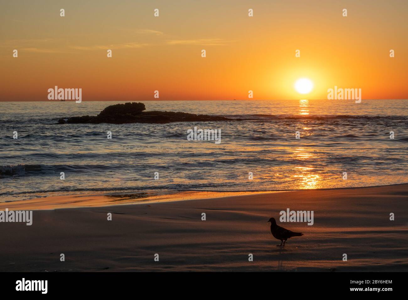 Plage de sable à la Méditerranée au lever du soleil, Espagne Banque D'Images