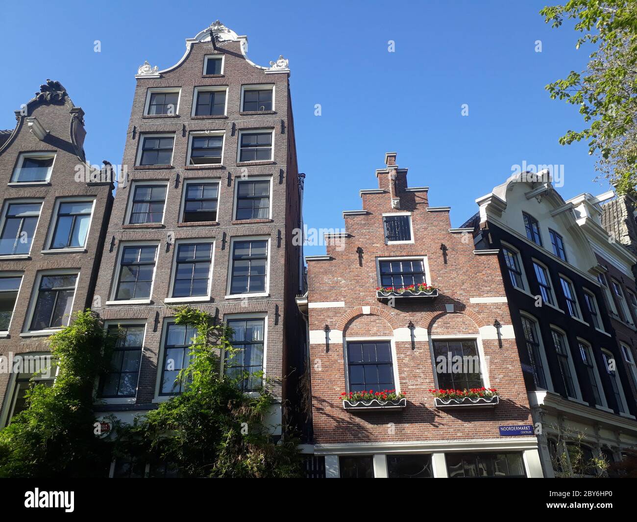 maisons hautes à l'architecture d'amsterdam avec appartements et bureaux à bouts pignon dans la capitale historique de la hollande Banque D'Images