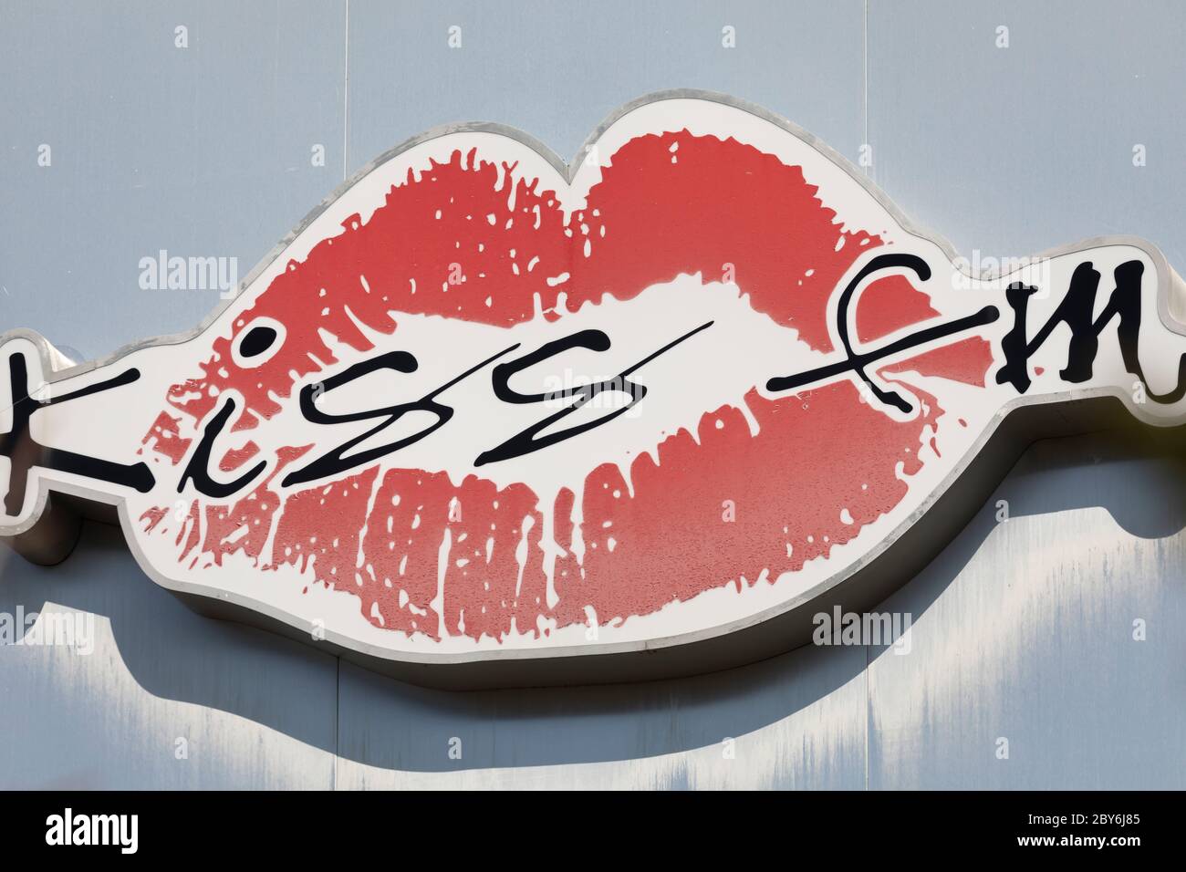 Madrid, Espagne - 11 mars 2020 : étiquette à lèvres géantes de la station de radio et de musique bien connue Kiss FM, dans le quartier de la Ciuda de la Imagen. Banque D'Images
