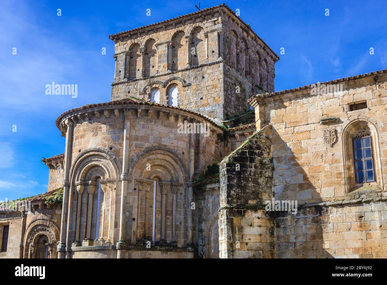 Collégiale romane et cloître de Santa Juliana à Santillana del Mar située en Cantabrie, Espagne - vue de la Plaza las Arenas Banque D'Images