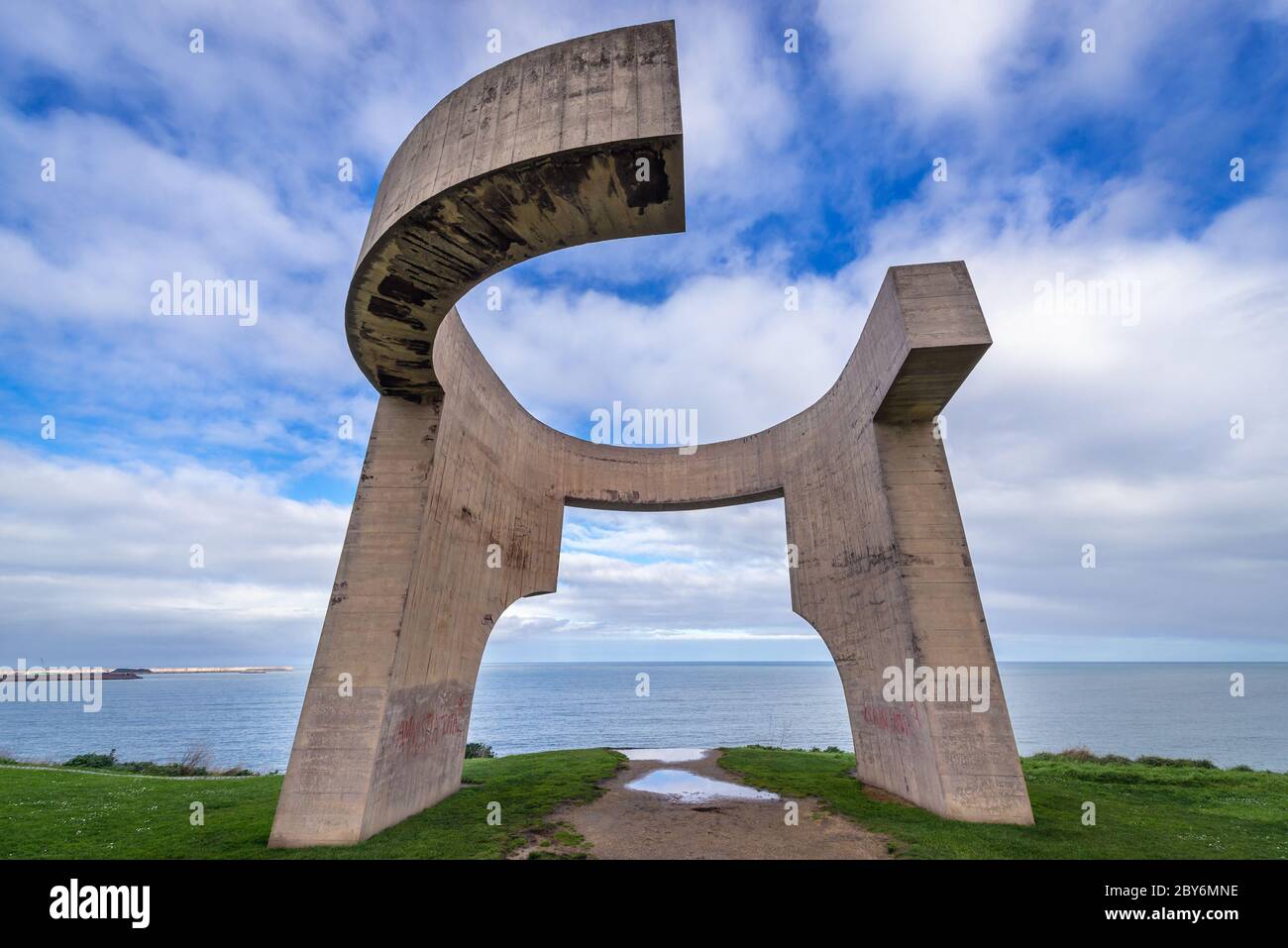 Sculpture appelée Eulologie à Horizon sur une pointe de Santa Catalina dans la région de Cimadevilla de Gijon dans la communauté autonome des Asturies en Espagne Banque D'Images
