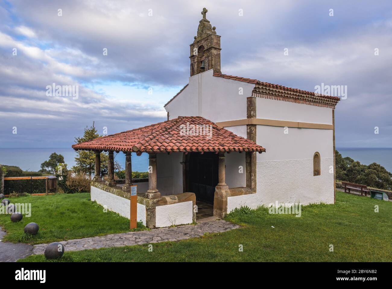 Chapelle de San Roque dans le village de Lastres dans la commune de Colunga, dans la communauté autonome des Asturies, dans le nord de l'Espagne Banque D'Images