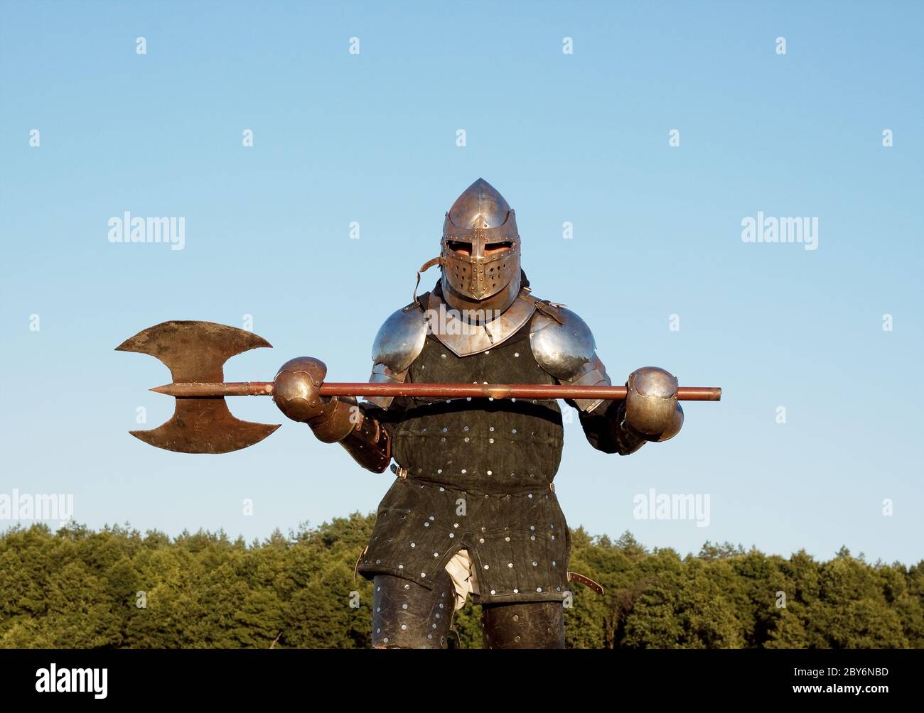 Chevalier médiéval dans le champ avec une hache Photo Stock - Alamy