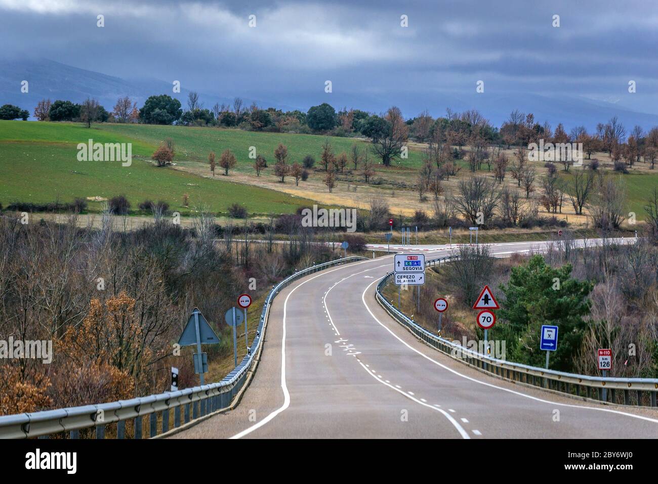 Autoroute N-110 dans la province de Segovia, Castille et León communauté autonome dans le nord-ouest de l'Espagne Banque D'Images