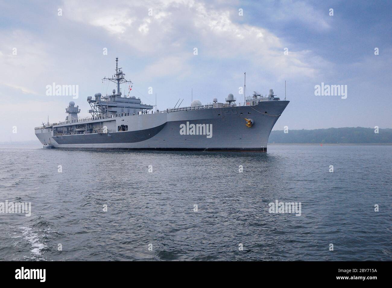 Le 21 juin 2013, le USS Mount Whitney (LCC-20), navire de commandement ...