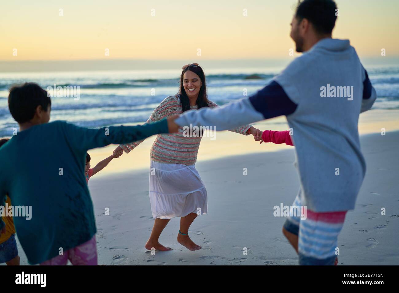 Bonne famille en cercle sur la plage Banque D'Images
