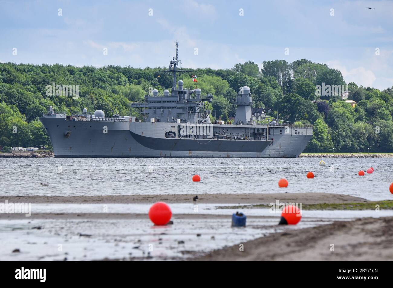 Le 5 juin 2020, le USS Mount Whitney (LCC-20), navire de commandement de la guerre amphibie de la marine des États-Unis et deuxième navire de classe Blue Ridge. Il porte le nom de Mount Whitney et sert dans la marine américaine depuis 1971 et fait partie du Commandement militaire du transport maritime depuis 2004. Il est basé à Gaeta, en Italie, et sert de navire amiral pour le commandant de la 6e flotte américaine. Le navire quittant Kiel pendant la manœuvre de l'OTAN BALTOPS. | utilisation dans le monde entier Banque D'Images