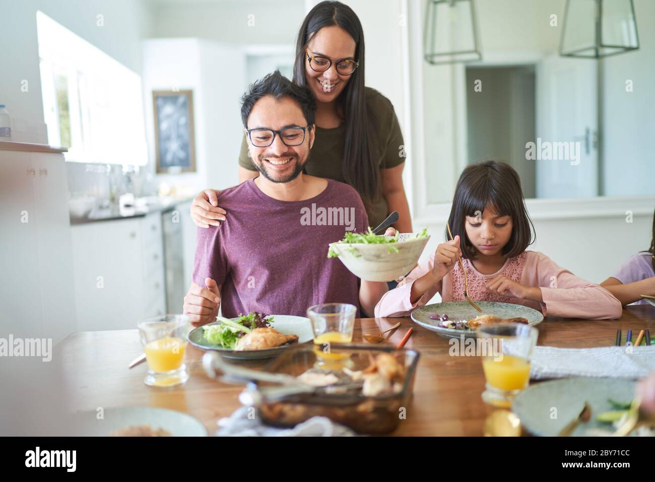 Manger à la table à manger familiale Banque D'Images