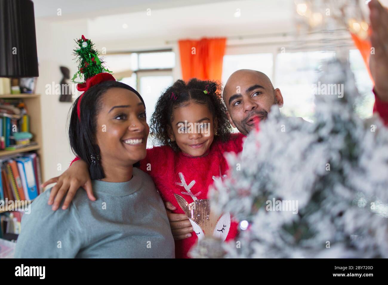 Happy Family decorating Christmas Tree Banque D'Images