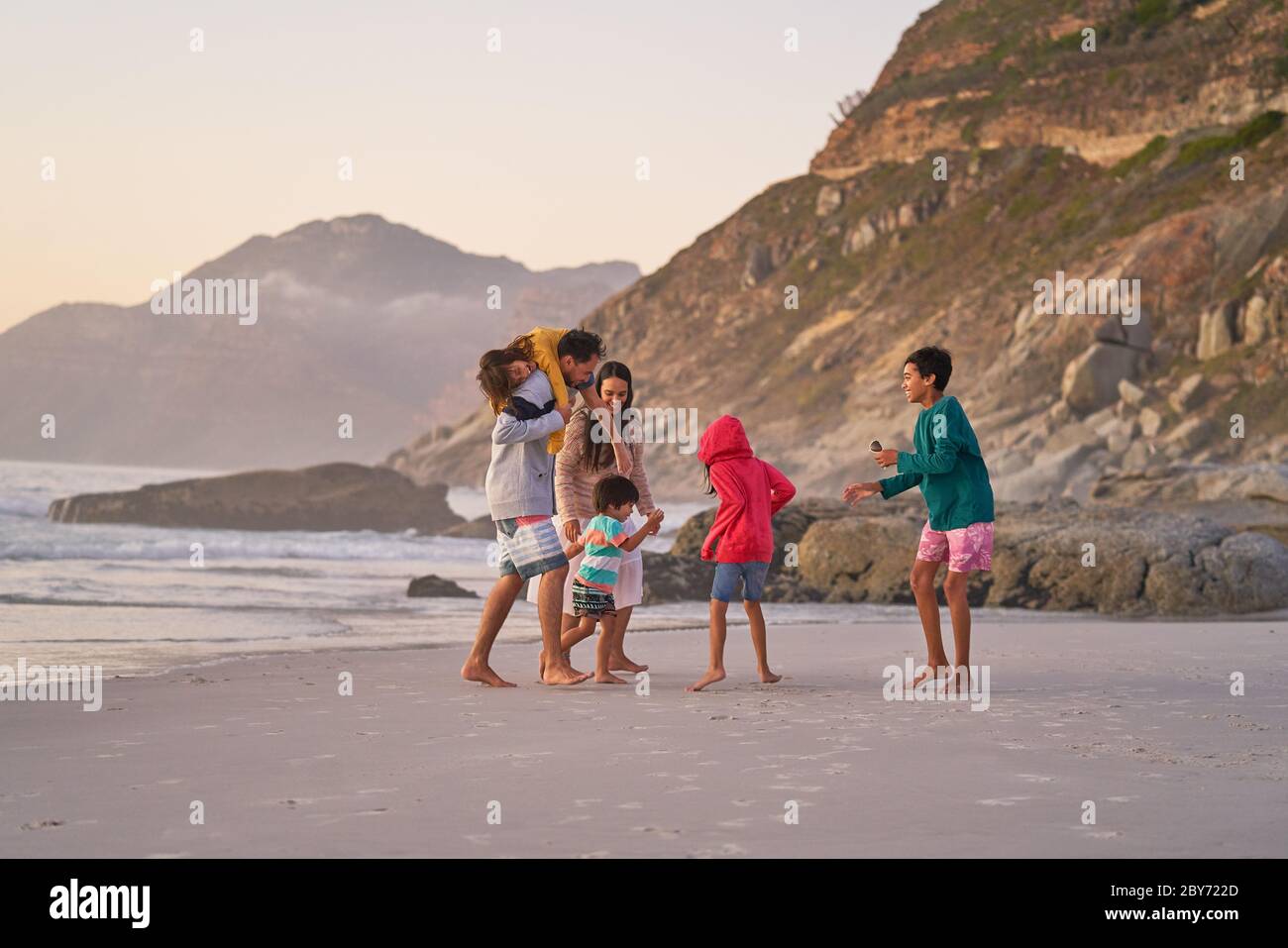 Famille jouant sur la plage Banque D'Images