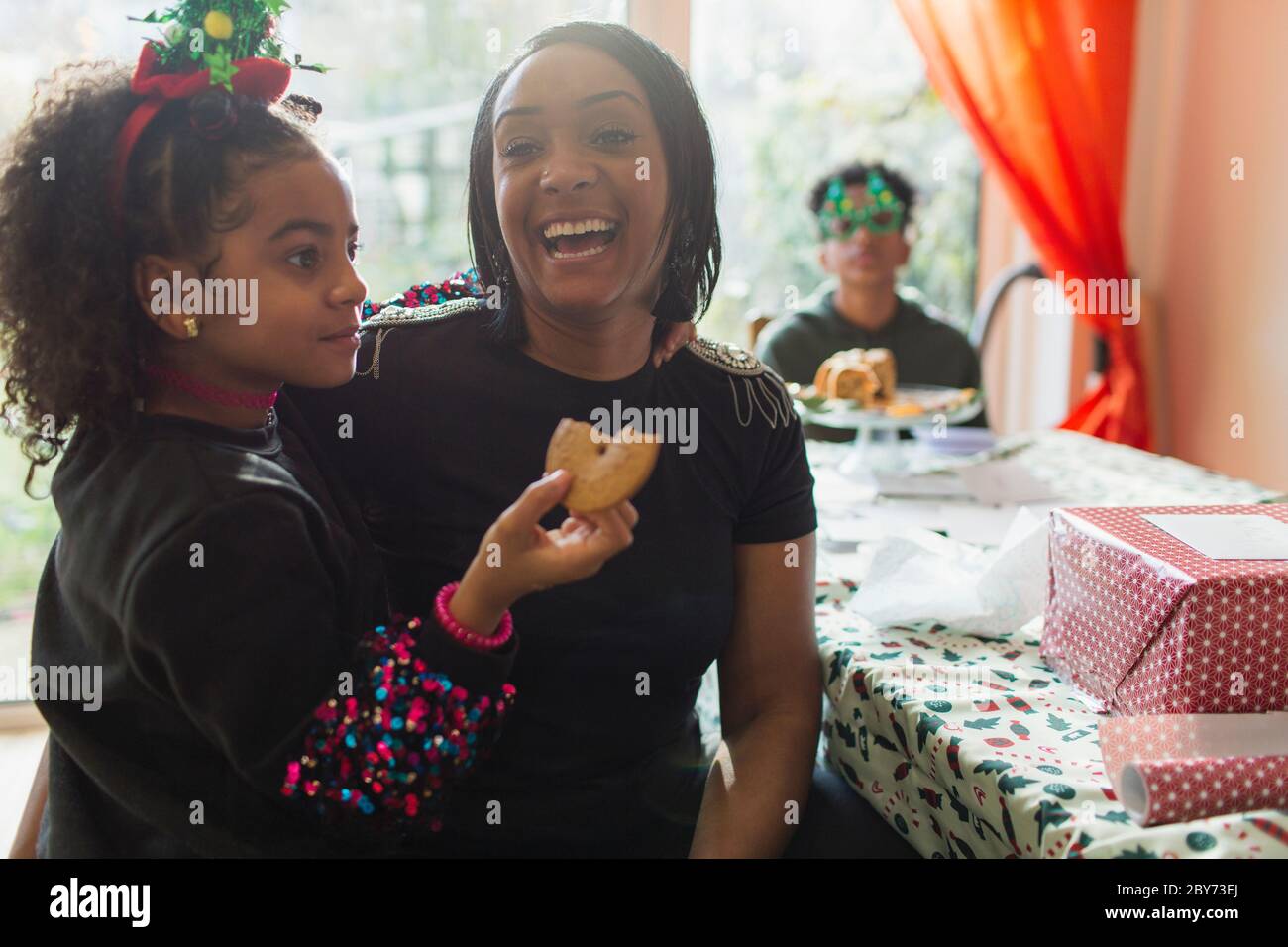 Portrait bonne mère et fille mangeant le cookie de Noël Banque D'Images