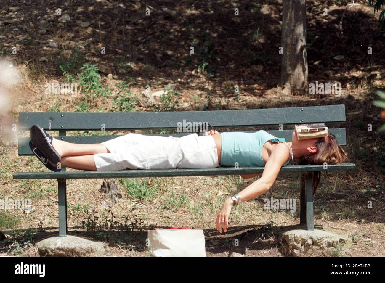 TARA PALMER-TOMKINSON, UNE JEUNE FILLE DE PARTI, PASSE UN MOMENT CALME EN VACANCES À ST. TROPEZ. TARA ÉTAIT LOIN DU MONDE EN POSANT SUR UN BANC DE PARC. 1997 Banque D'Images