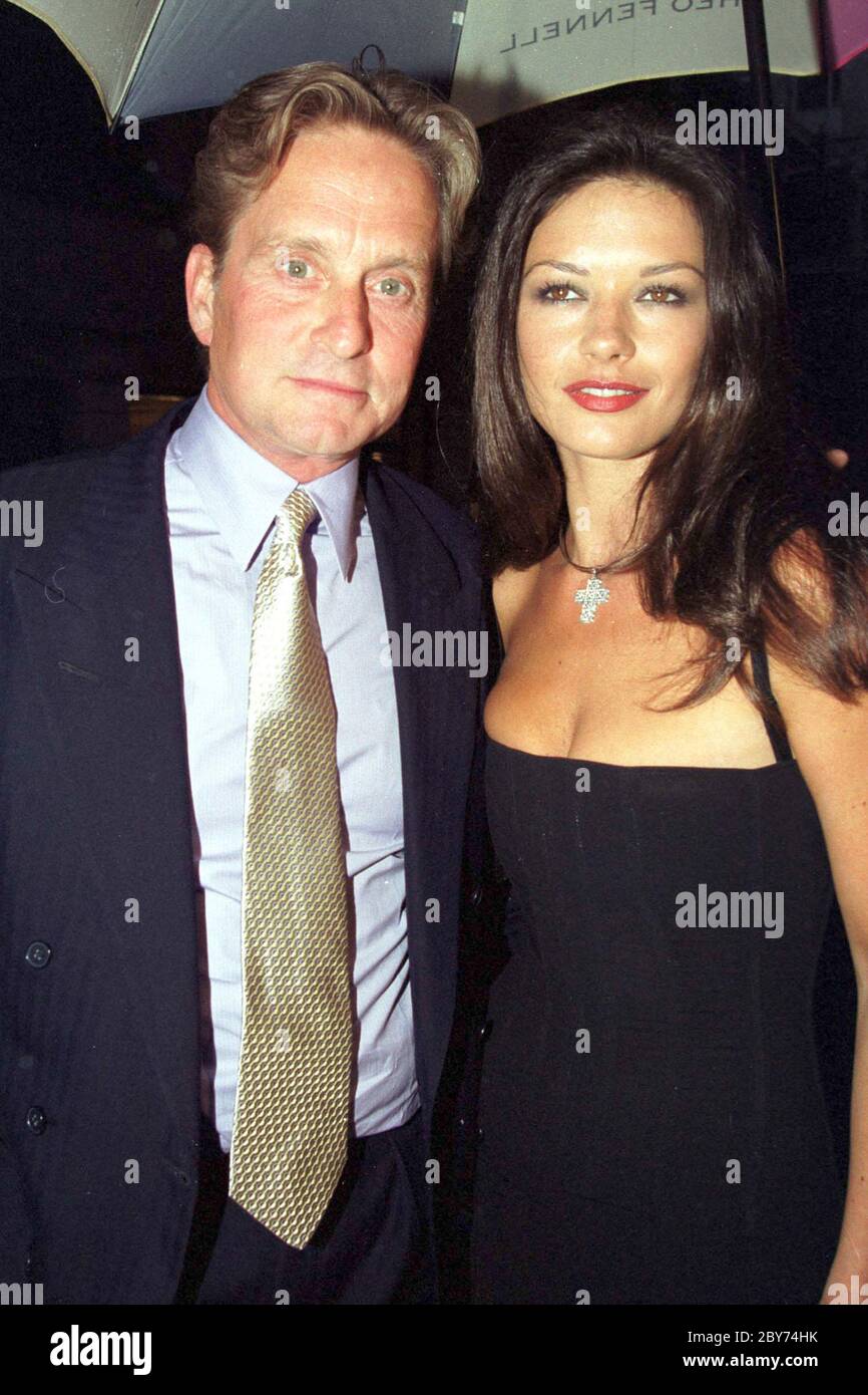 CATHERINE ZETA-JONES ET MICHAEL DOUGLAS SE RÉJOUIRENT ENSEMBLE LORSQU'ILS ARRIVENT À LA 30E FÊTE D'ANNIVERSAIRE DE LA DISCOTHÈQUE TRAMP À LONDON1997 Banque D'Images