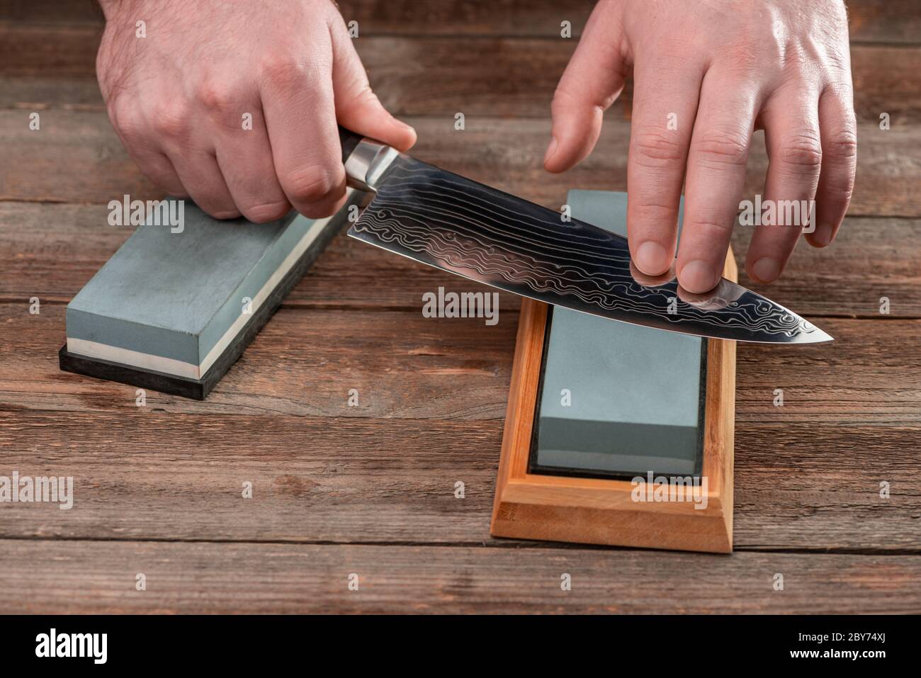 Homme aiguisant un couteau japonais avec une pierre à affûter Photo Stock -  Alamy