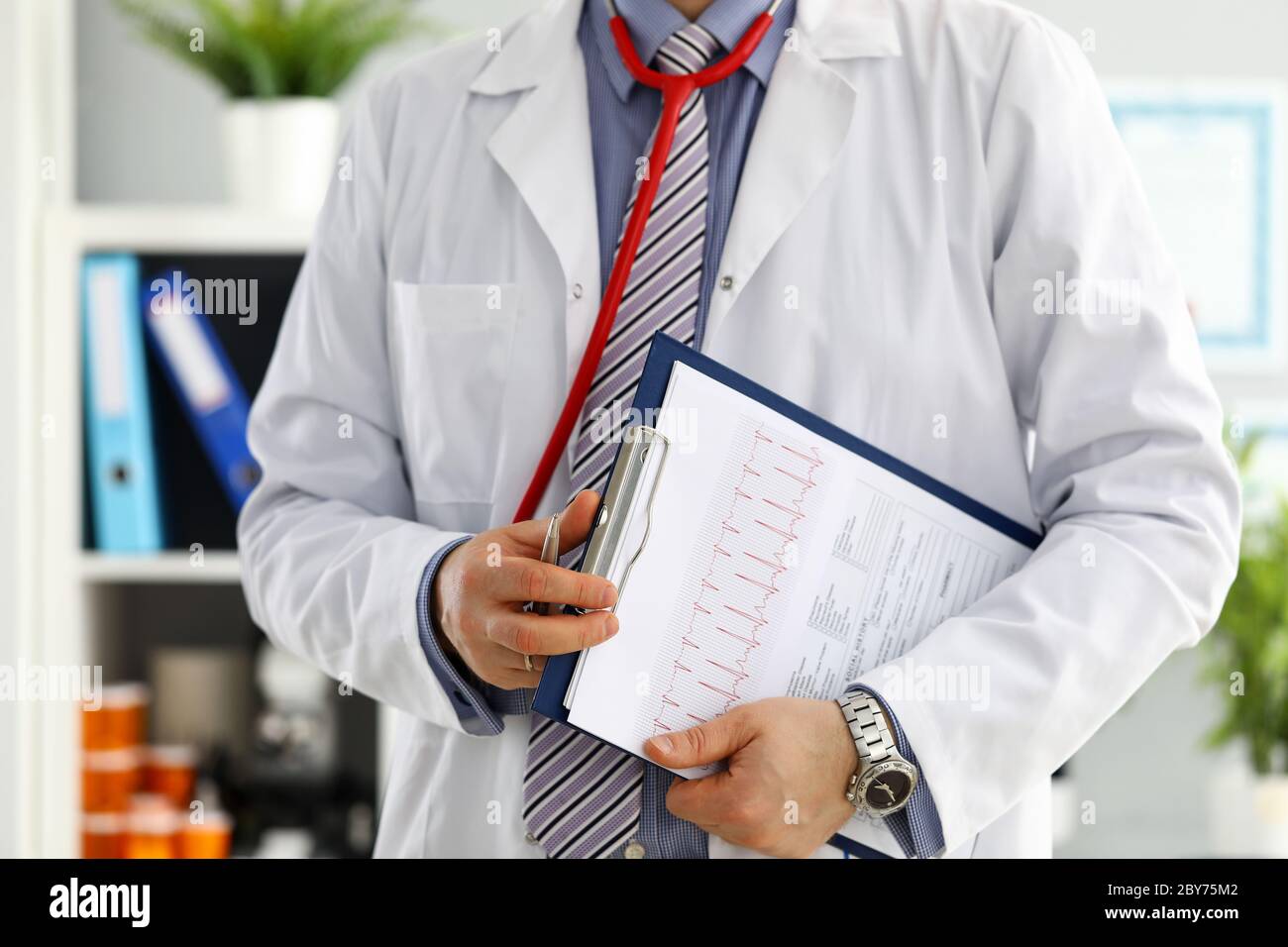 Tampon pour document de prise de main pour médecin mâle Banque D'Images