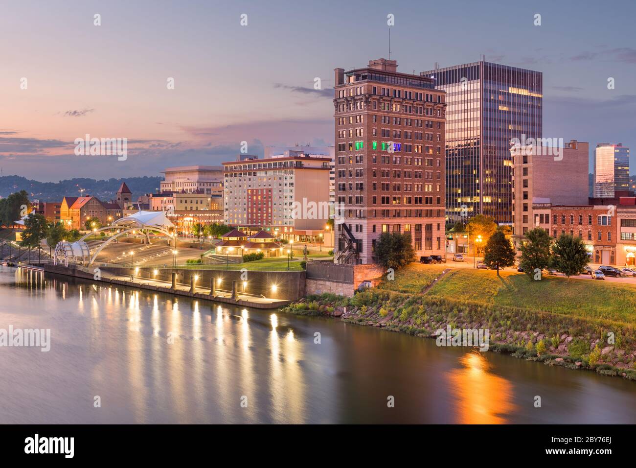 Charleston, West Virginia, USA Skyline sur la Kanawha River au crépuscule. Banque D'Images
