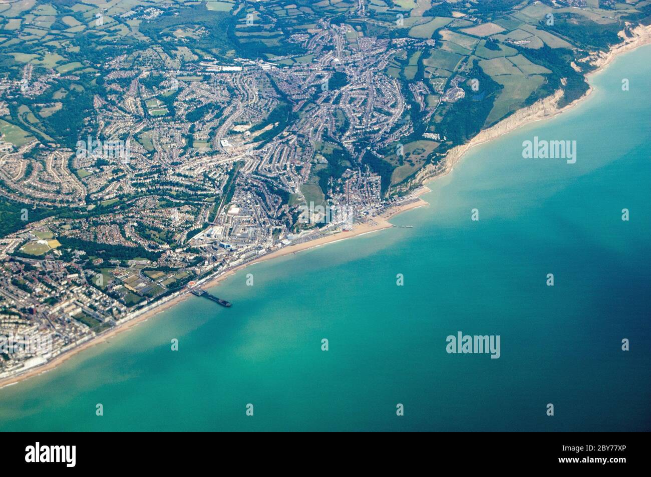 Vue depuis le dessus de la ville balnéaire et du site historique de la bataille de Hastings, East Sussex, Angleterre. Banque D'Images