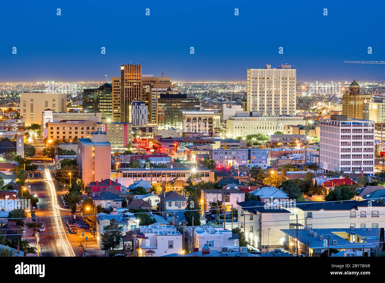El Paso, Texas, USA Centre-ville city skyline at Dusk à Juarez, au Mexique, au loin. Banque D'Images