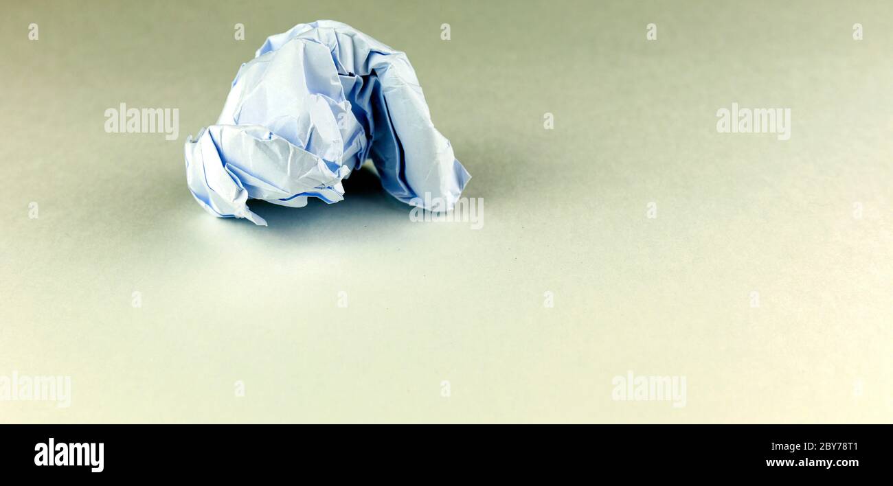 Fond blanc vierge de texture d'affiche froissée et froissée Banque D'Images