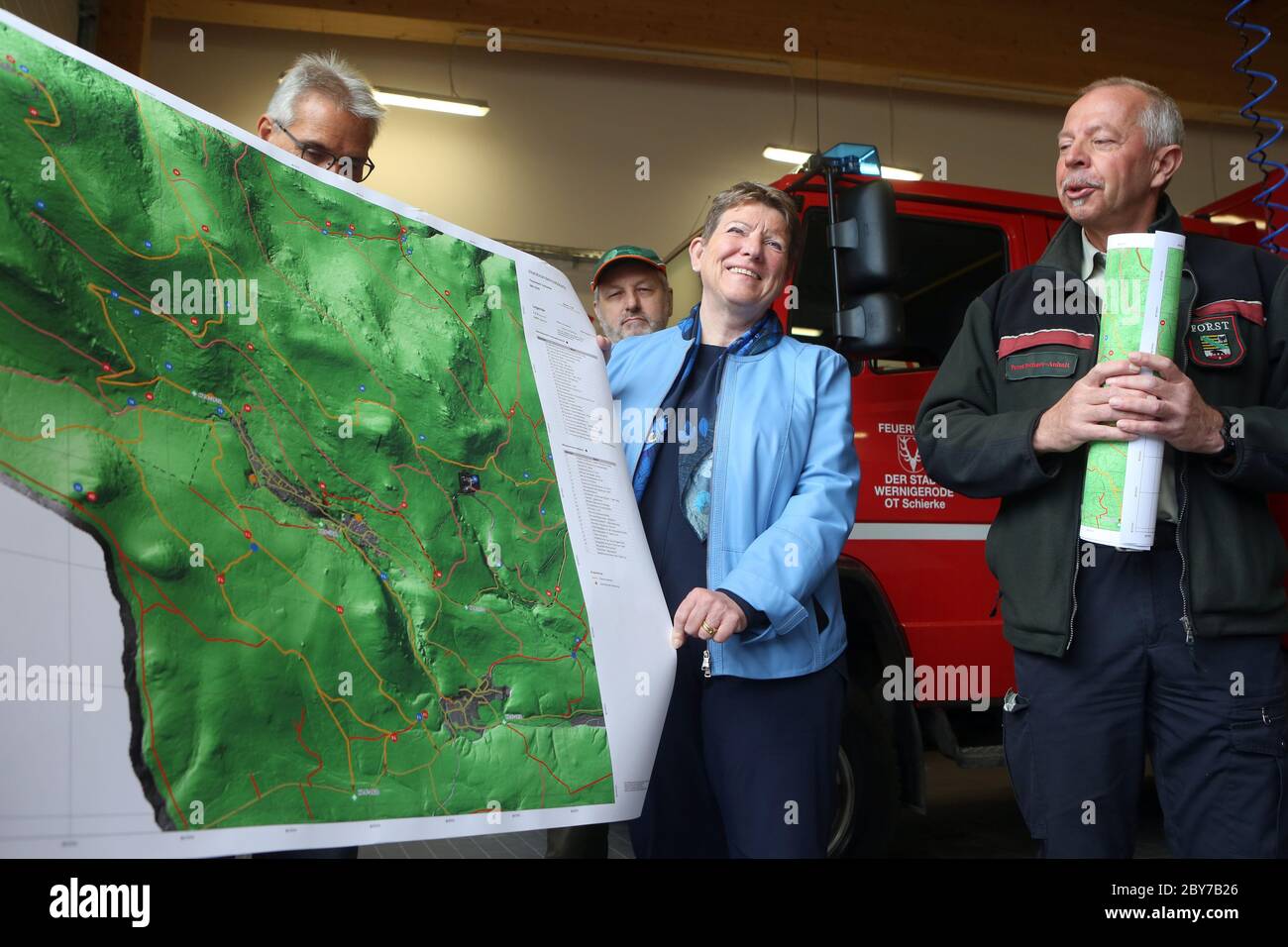 Schierke, Allemagne. 08 juin 2020. Claudia Dalbert, ministre de l'Environnement de Saxe-Anhalt, Bündnis 90/Die Grünen (M), présente une carte de déploiement des feux de forêt pour les pompiers des montagnes du Harz. À sa droite se trouve Carsten Brett de l'Eend de Betreuungsforstatt. Credit: Matthias Bein/dpa-Zentralbild/ZB/dpa/Alay Live News Banque D'Images