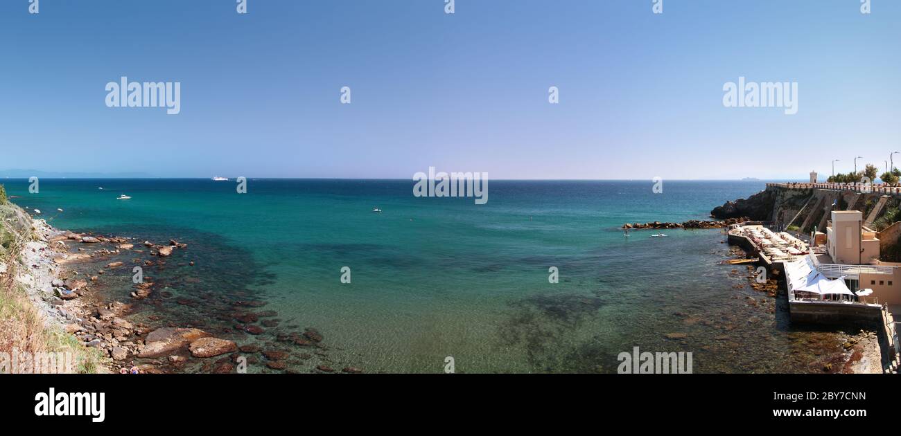 Vue panoramique sur la mer de Tirrenian en été. Piombino. Italie. Banque D'Images