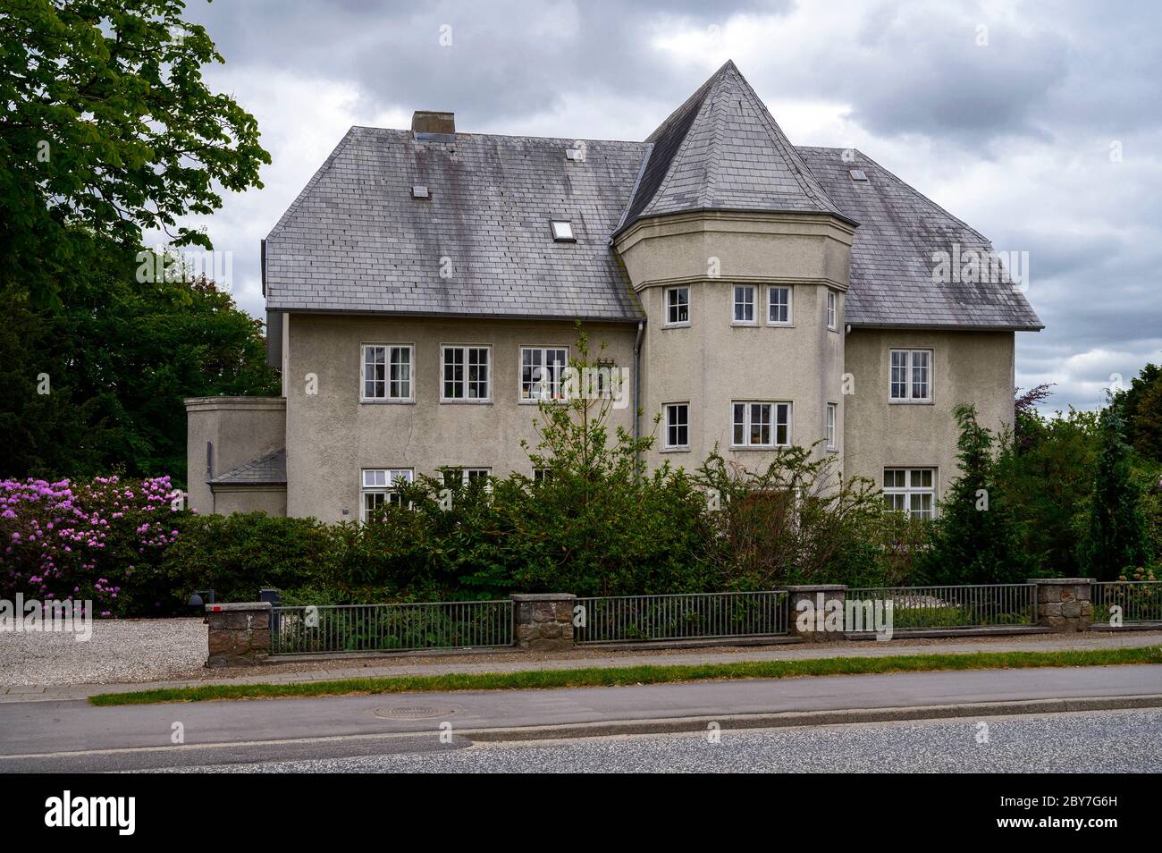 Grande maison en pierre grise qui ressemble à un mini château Banque D'Images