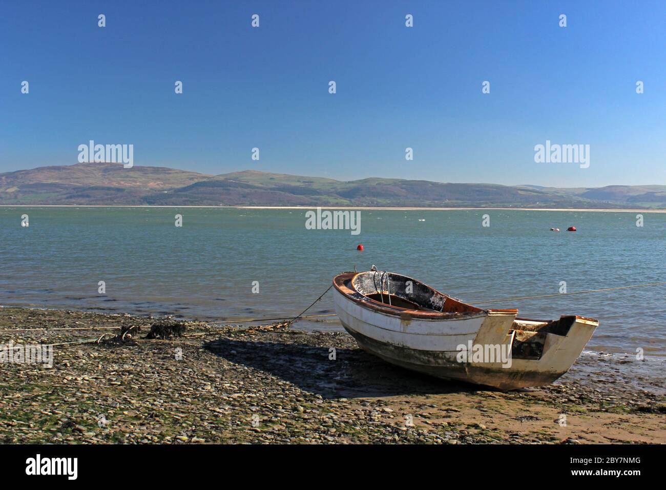 Bateau sur le rivage de l'estuaire du Dyfi à Aberdyfi Banque D'Images