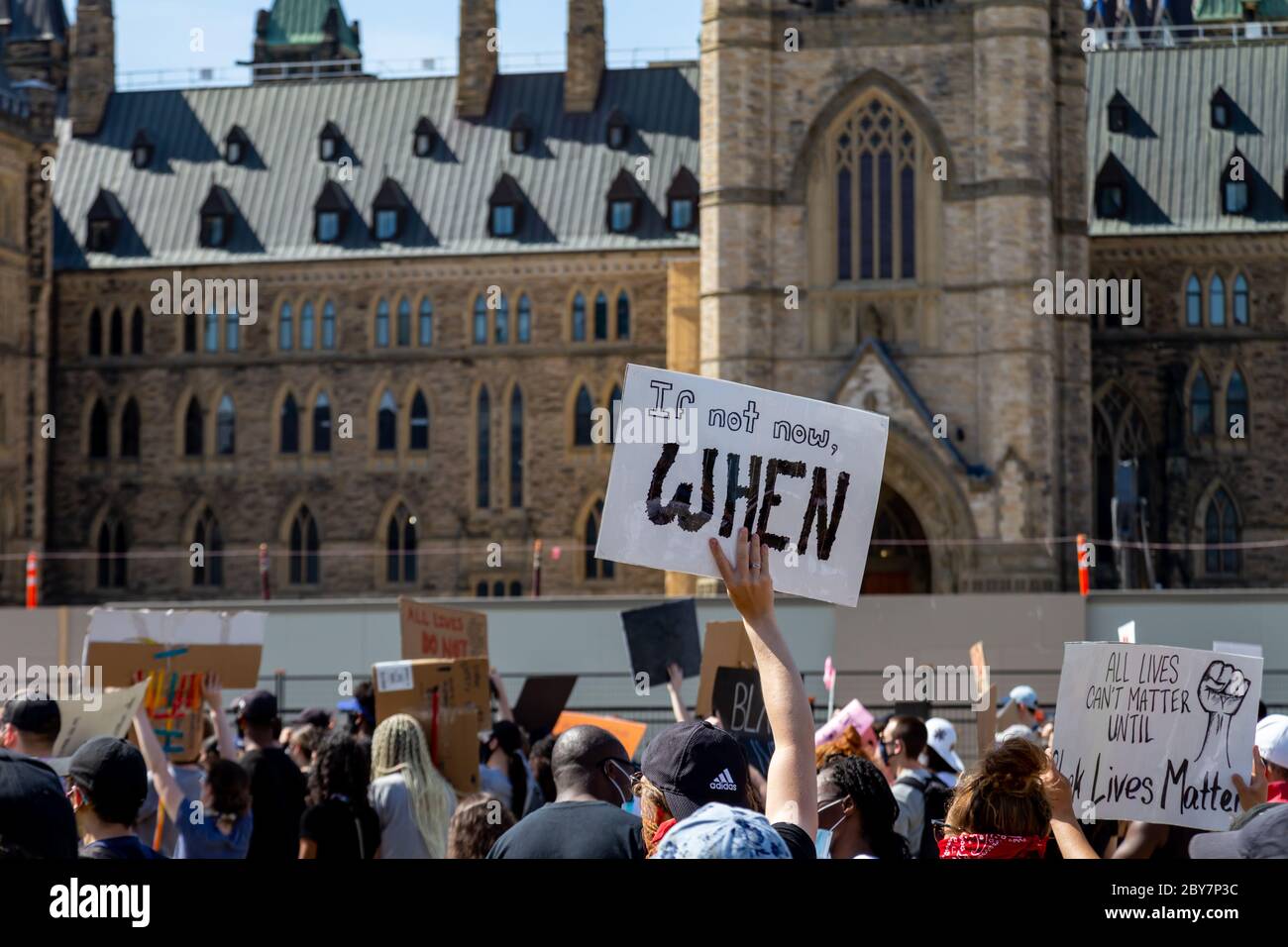 Un panneau de protestation portant la mention « si pas maintenant, quand » est tenu dans une foule de milliers sur la colline du Parlement à Ottawa, au Canada, pour protester contre la violence policière. Banque D'Images